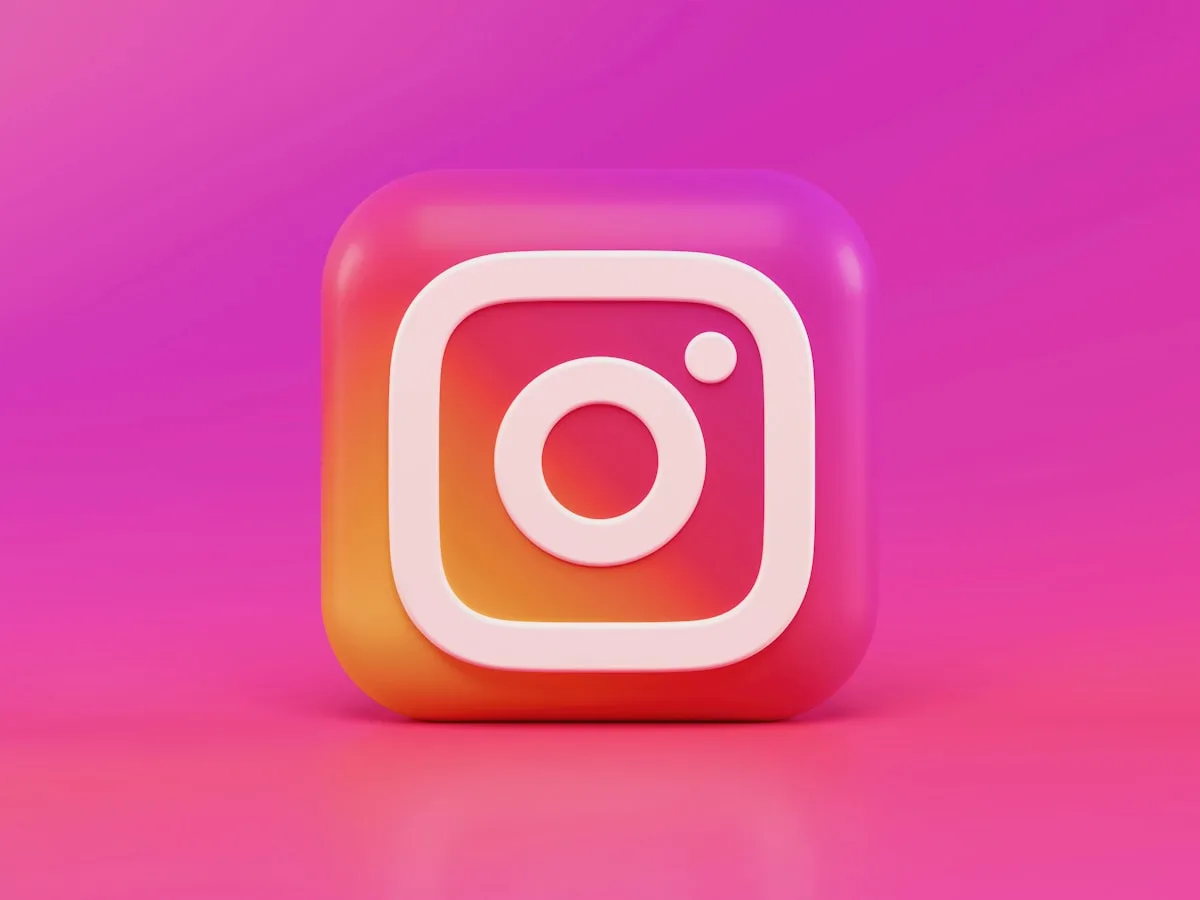 Телефон с отворен Instagram профил на малък бизнес